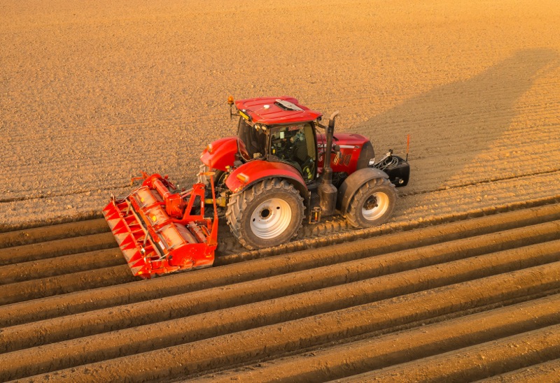 Mockup von landwirtschaftlichen Bildern die Felder mit Traktorspuren zeigen