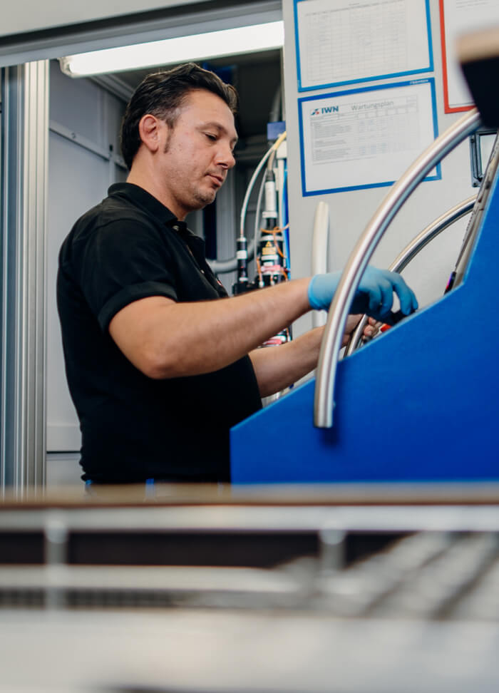 Ein Mann arbeitet an einer Maschine in einer industriellen Umgebung